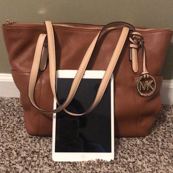 Michael Kors Handbags - Michael Kors Jet Set Tote